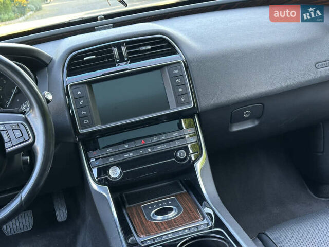 Серый Ягуар XE, объемом двигателя 3 л и пробегом 110 тыс. км за 15500 $, фото 38 на Automoto.ua