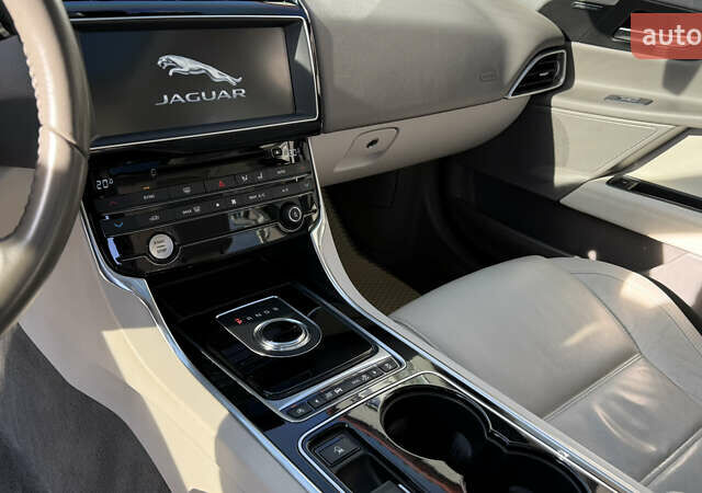 Сірий Ягуар XE, об'ємом двигуна 2 л та пробігом 121 тис. км за 15850 $, фото 16 на Automoto.ua
