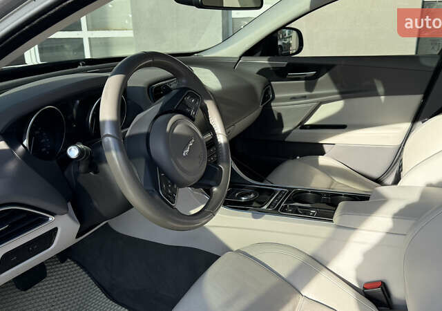 Сірий Ягуар XE, об'ємом двигуна 2 л та пробігом 121 тис. км за 15850 $, фото 6 на Automoto.ua