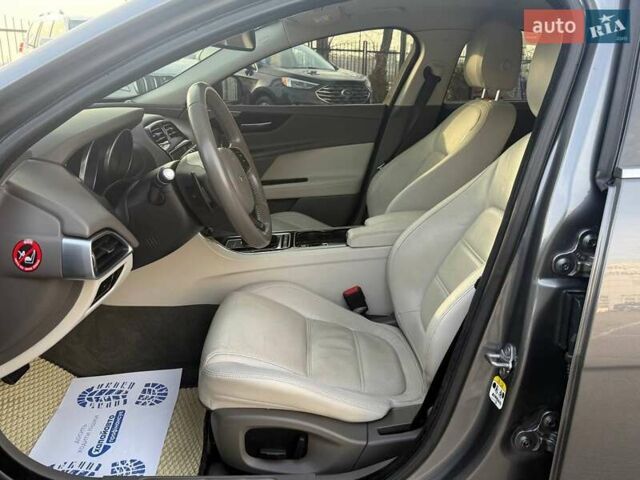 Серый Ягуар XE, объемом двигателя 2 л и пробегом 121 тыс. км за 16300 $, фото 17 на Automoto.ua