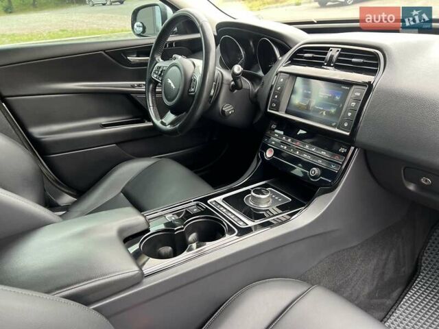 Серый Ягуар XE, объемом двигателя 2 л и пробегом 147 тыс. км за 13500 $, фото 10 на Automoto.ua