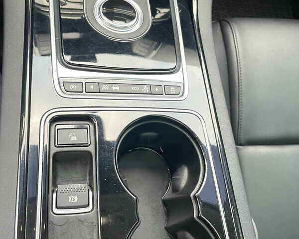 Серый Ягуар XE, объемом двигателя 2 л и пробегом 74 тыс. км за 15400 $, фото 20 на Automoto.ua
