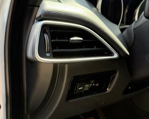 Сірий Ягуар XE, об'ємом двигуна 3 л та пробігом 82 тис. км за 20000 $, фото 79 на Automoto.ua