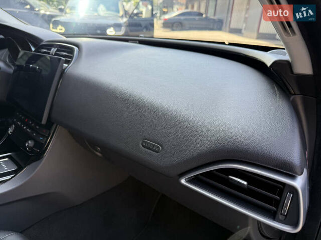 Сірий Ягуар XE, об'ємом двигуна 3 л та пробігом 82 тис. км за 20000 $, фото 60 на Automoto.ua