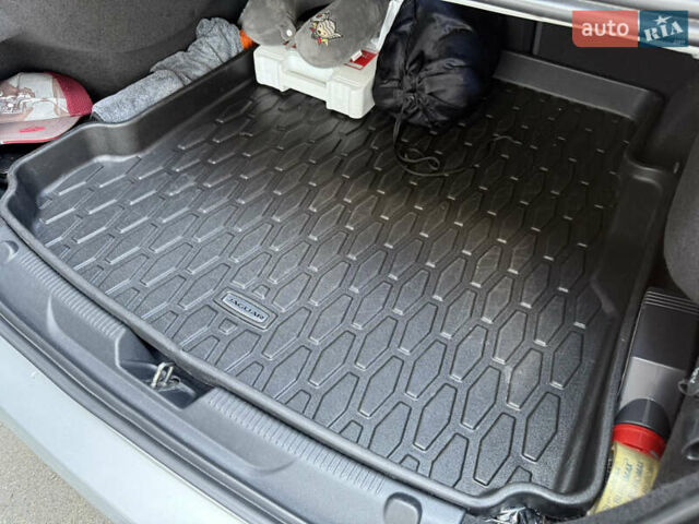 Сірий Ягуар XE, об'ємом двигуна 3 л та пробігом 82 тис. км за 20000 $, фото 80 на Automoto.ua