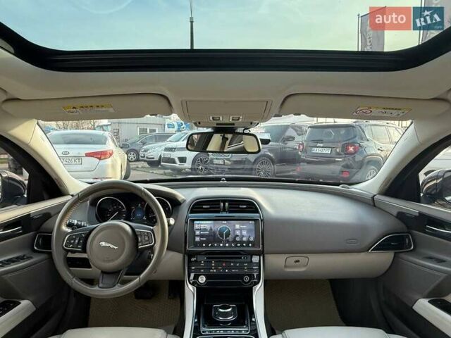 Серый Ягуар XE, объемом двигателя 2 л и пробегом 121 тыс. км за 16300 $, фото 8 на Automoto.ua