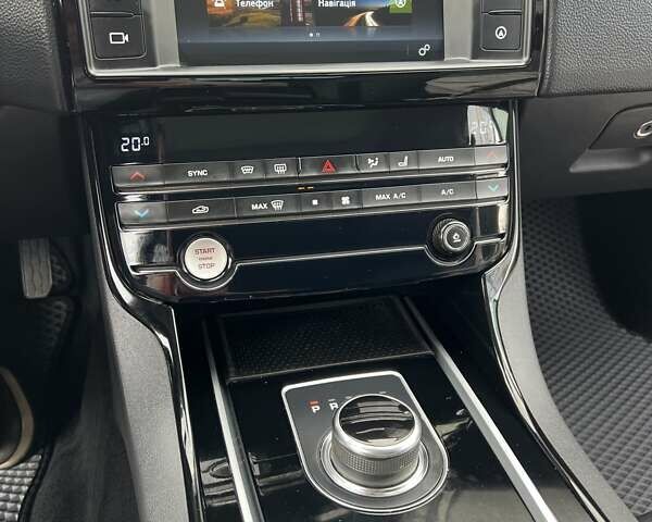 Серый Ягуар XE, объемом двигателя 2 л и пробегом 147 тыс. км за 13500 $, фото 16 на Automoto.ua