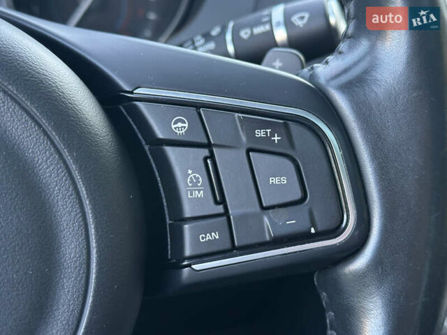 Серый Ягуар XE, объемом двигателя 3 л и пробегом 110 тыс. км за 15500 $, фото 52 на Automoto.ua