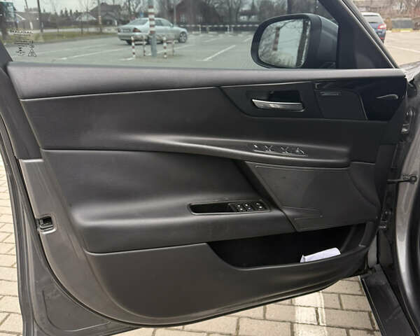 Серый Ягуар XE, объемом двигателя 2 л и пробегом 89 тыс. км за 13800 $, фото 12 на Automoto.ua