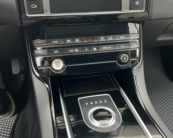 Серый Ягуар XE, объемом двигателя 2 л и пробегом 147 тыс. км за 13500 $, фото 15 на Automoto.ua