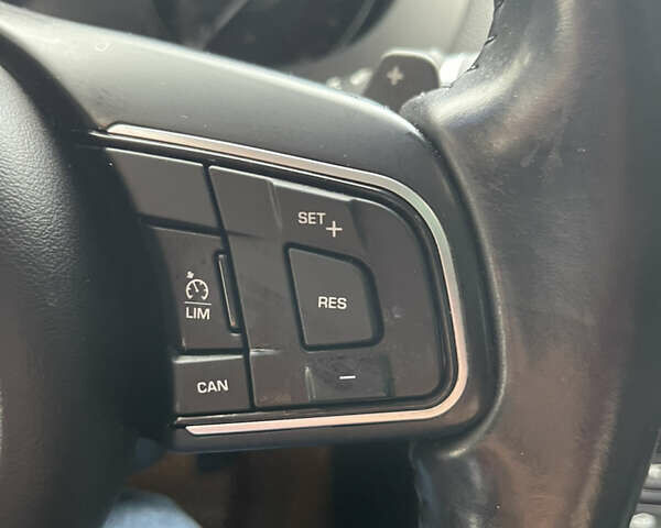 Серый Ягуар XE, объемом двигателя 2 л и пробегом 74 тыс. км за 15400 $, фото 23 на Automoto.ua
