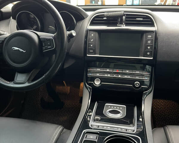 Серый Ягуар XE, объемом двигателя 2 л и пробегом 74 тыс. км за 15400 $, фото 29 на Automoto.ua
