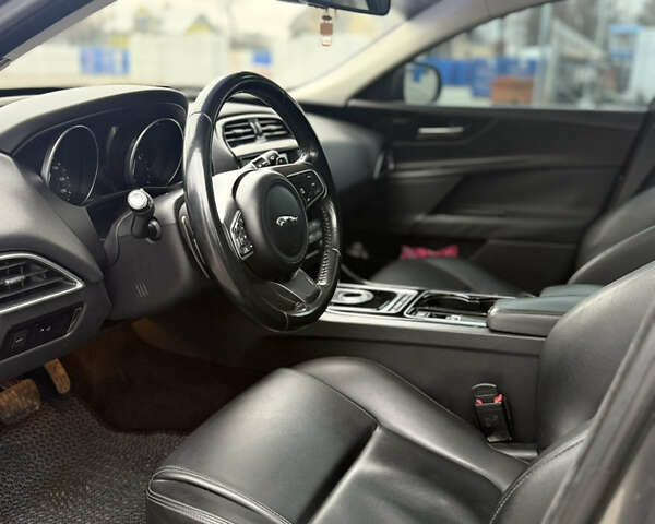 Серый Ягуар XE, объемом двигателя 2 л и пробегом 89 тыс. км за 13800 $, фото 7 на Automoto.ua