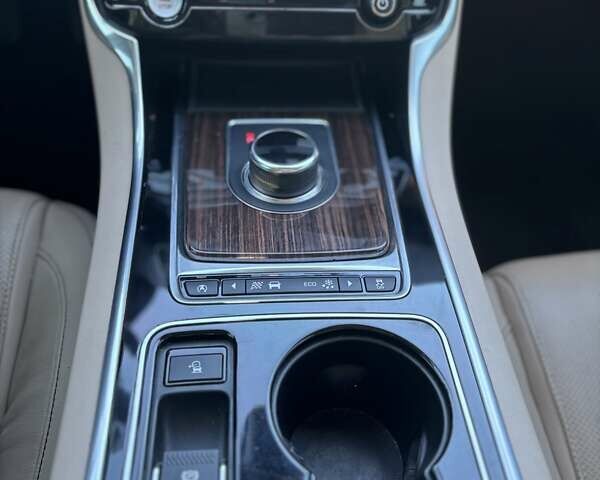 Серый Ягуар XE, объемом двигателя 2 л и пробегом 140 тыс. км за 17000 $, фото 17 на Automoto.ua