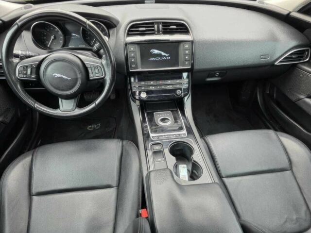 Серый Ягуар XE, объемом двигателя 2 л и пробегом 50 тыс. км за 3750 $, фото 7 на Automoto.ua