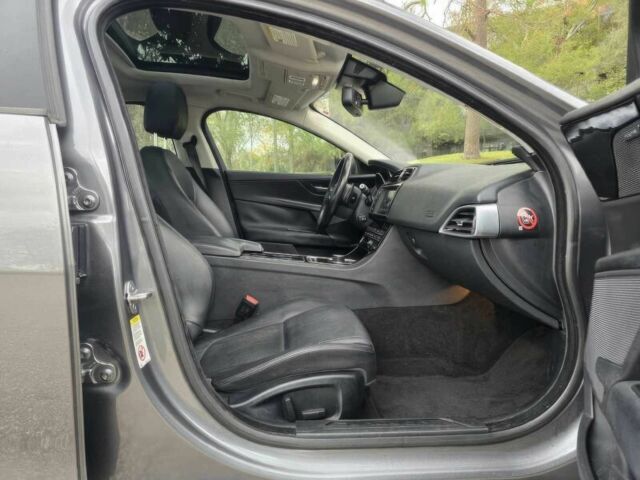 Серый Ягуар XE, объемом двигателя 2 л и пробегом 50 тыс. км за 3750 $, фото 8 на Automoto.ua