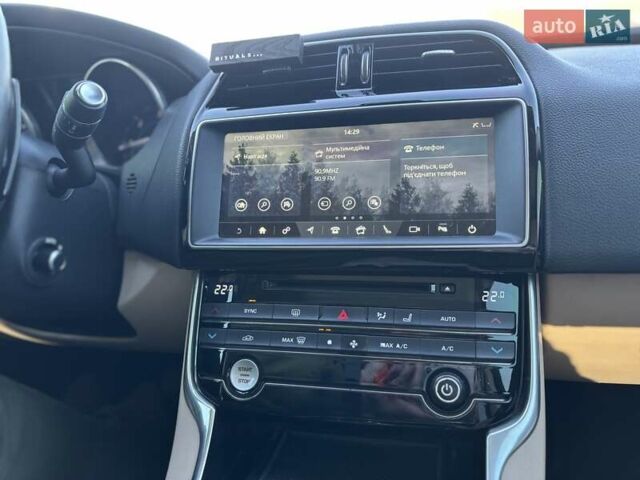 Серый Ягуар XE, объемом двигателя 2 л и пробегом 140 тыс. км за 17000 $, фото 18 на Automoto.ua