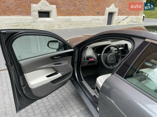 Серый Ягуар XE, объемом двигателя 2 л и пробегом 94 тыс. км за 15000 $, фото 15 на Automoto.ua