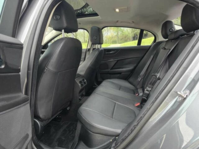 Серый Ягуар XE, объемом двигателя 2 л и пробегом 50 тыс. км за 3750 $, фото 9 на Automoto.ua