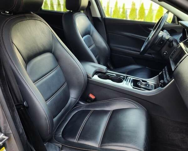 Серый Ягуар XE, объемом двигателя 2 л и пробегом 130 тыс. км за 16200 $, фото 24 на Automoto.ua