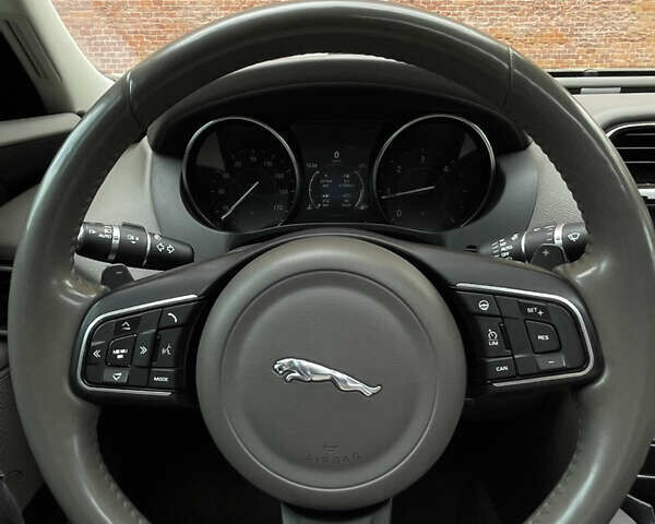 Серый Ягуар XE, объемом двигателя 2 л и пробегом 94 тыс. км за 15000 $, фото 26 на Automoto.ua