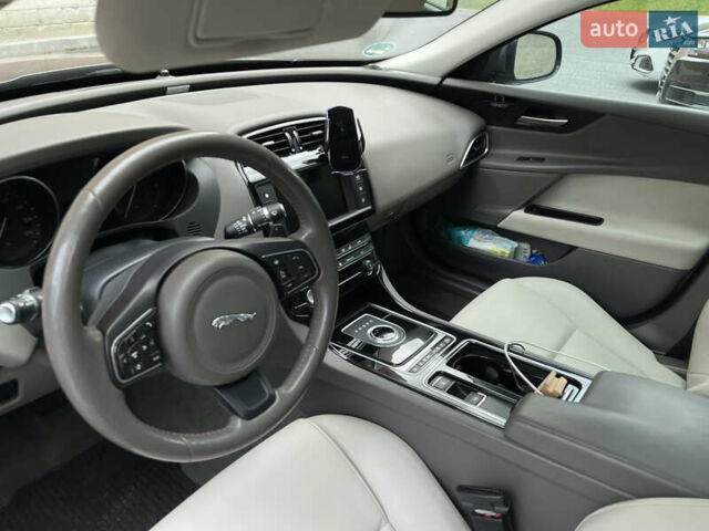 Серый Ягуар XE, объемом двигателя 2 л и пробегом 94 тыс. км за 15000 $, фото 16 на Automoto.ua
