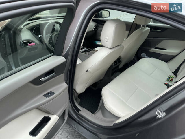 Серый Ягуар XE, объемом двигателя 2 л и пробегом 94 тыс. км за 15000 $, фото 21 на Automoto.ua