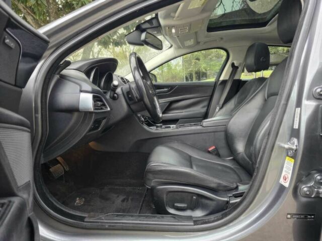 Серый Ягуар XE, объемом двигателя 2 л и пробегом 50 тыс. км за 3750 $, фото 6 на Automoto.ua