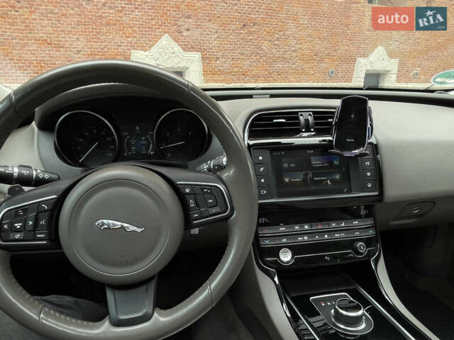 Серый Ягуар XE, объемом двигателя 2 л и пробегом 94 тыс. км за 15000 $, фото 27 на Automoto.ua
