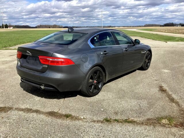 Серый Ягуар XE, объемом двигателя 2 л и пробегом 33 тыс. км за 9000 $, фото 3 на Automoto.ua