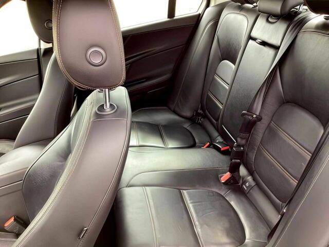 Серый Ягуар XE, объемом двигателя 2 л и пробегом 33 тыс. км за 9000 $, фото 8 на Automoto.ua