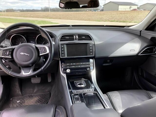 Серый Ягуар XE, объемом двигателя 2 л и пробегом 33 тыс. км за 9000 $, фото 7 на Automoto.ua