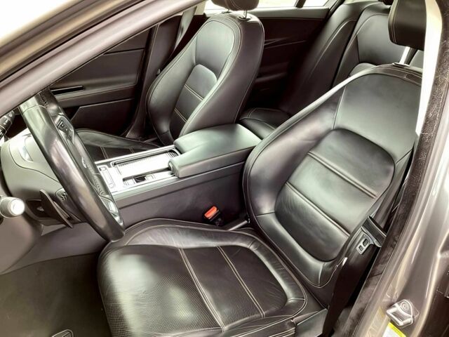 Серый Ягуар XE, объемом двигателя 2 л и пробегом 33 тыс. км за 9000 $, фото 6 на Automoto.ua