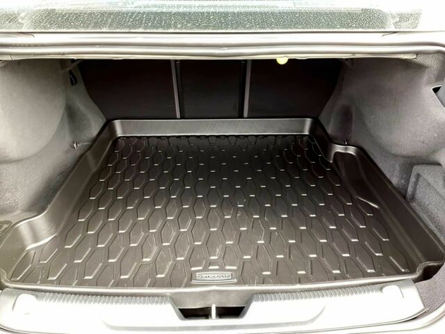 Серый Ягуар XE, объемом двигателя 2 л и пробегом 33 тыс. км за 9000 $, фото 9 на Automoto.ua