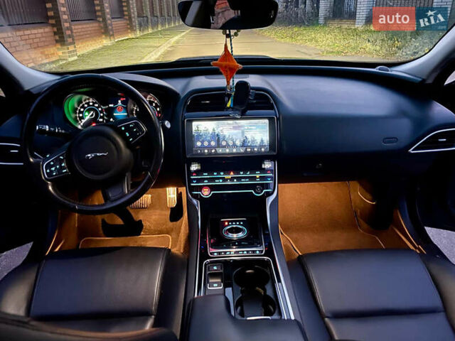 Сірий Ягуар XE, об'ємом двигуна 2 л та пробігом 125 тис. км за 18800 $, фото 10 на Automoto.ua