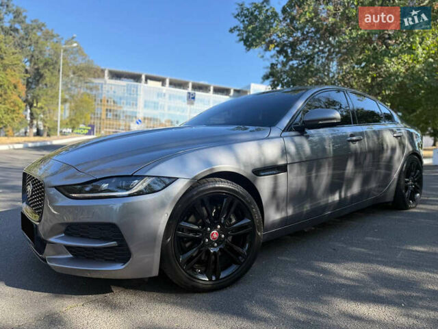Серый Ягуар XE, объемом двигателя 2 л и пробегом 45 тыс. км за 27500 $, фото 2 на Automoto.ua