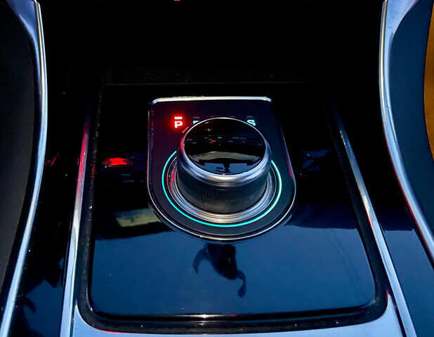 Сірий Ягуар XE, об'ємом двигуна 2 л та пробігом 125 тис. км за 18800 $, фото 13 на Automoto.ua