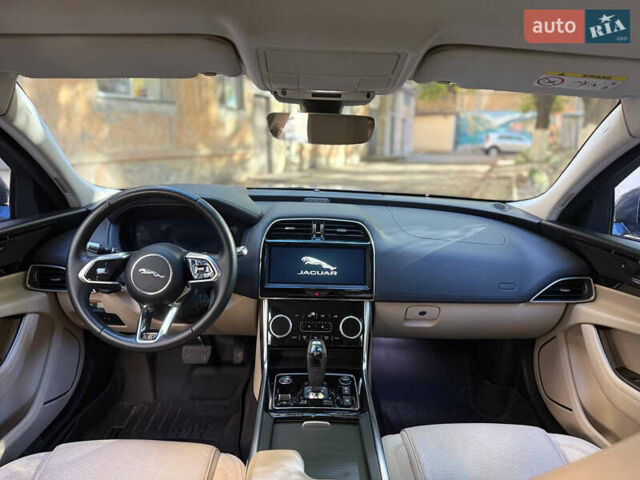 Серый Ягуар XE, объемом двигателя 2 л и пробегом 45 тыс. км за 27500 $, фото 9 на Automoto.ua