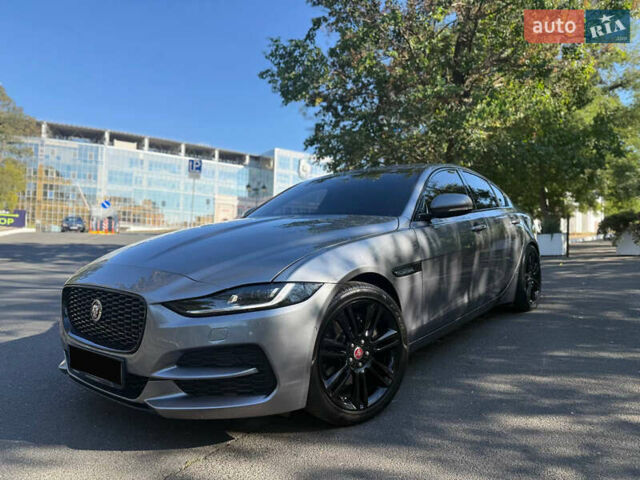 Серый Ягуар XE, объемом двигателя 2 л и пробегом 45 тыс. км за 27500 $, фото 1 на Automoto.ua