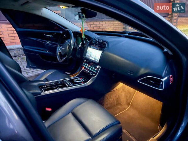 Сірий Ягуар XE, об'ємом двигуна 2 л та пробігом 125 тис. км за 18800 $, фото 20 на Automoto.ua