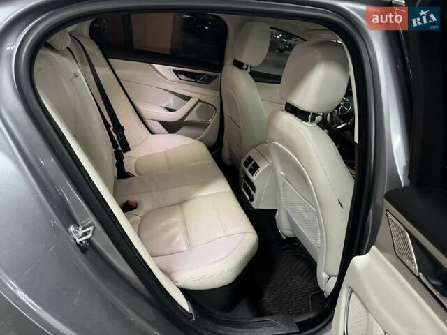 Серый Ягуар XE, объемом двигателя 2 л и пробегом 85 тыс. км за 21300 $, фото 14 на Automoto.ua