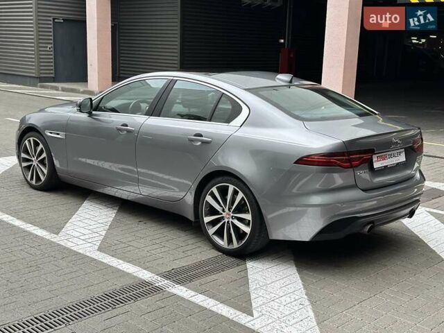 Серый Ягуар XE, объемом двигателя 2 л и пробегом 95 тыс. км за 21500 $, фото 9 на Automoto.ua