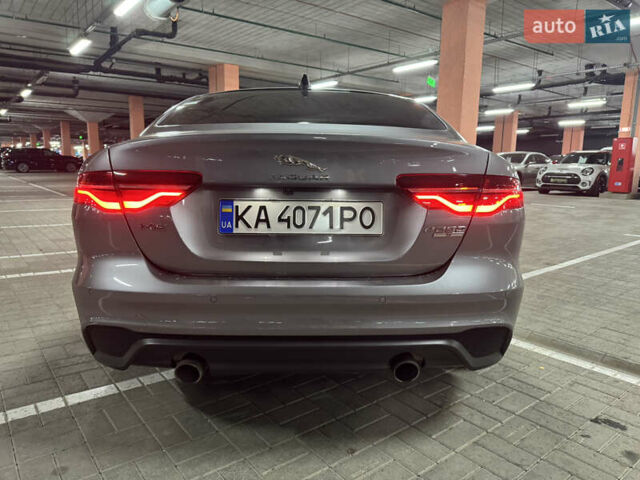 Серый Ягуар XE, объемом двигателя 2 л и пробегом 85 тыс. км за 21300 $, фото 4 на Automoto.ua