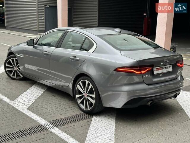 Серый Ягуар XE, объемом двигателя 2 л и пробегом 95 тыс. км за 21500 $, фото 1 на Automoto.ua