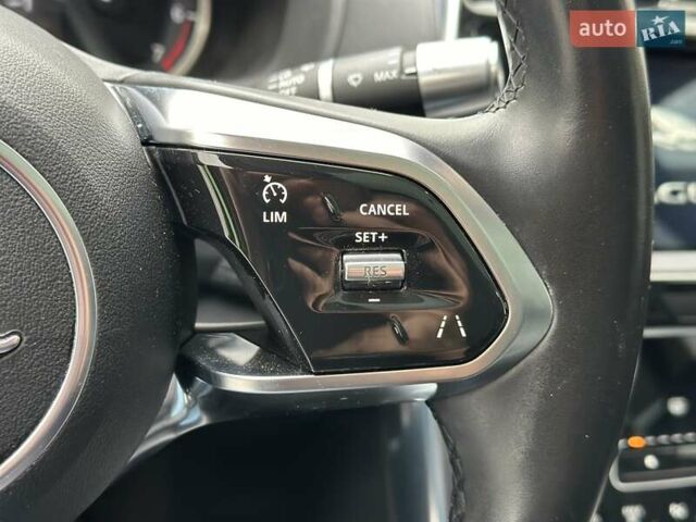 Серый Ягуар XE, объемом двигателя 2 л и пробегом 95 тыс. км за 21500 $, фото 28 на Automoto.ua