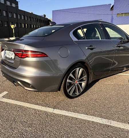 Серый Ягуар XE, объемом двигателя 2 л и пробегом 93 тыс. км за 19999 $, фото 10 на Automoto.ua