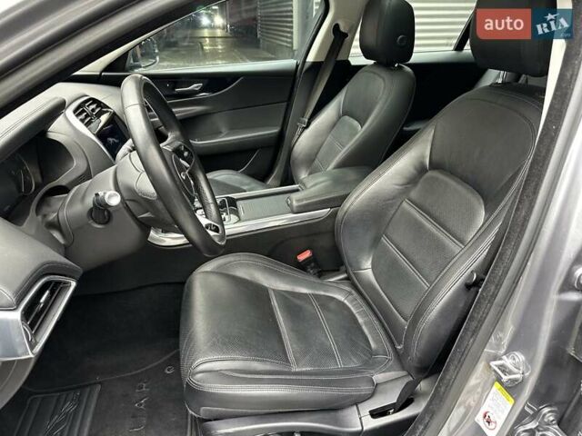 Серый Ягуар XE, объемом двигателя 2 л и пробегом 95 тыс. км за 21500 $, фото 20 на Automoto.ua