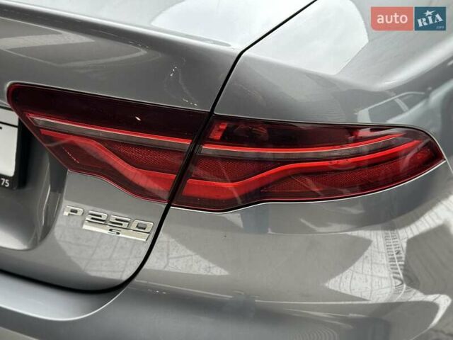 Серый Ягуар XE, объемом двигателя 2 л и пробегом 95 тыс. км за 21500 $, фото 13 на Automoto.ua