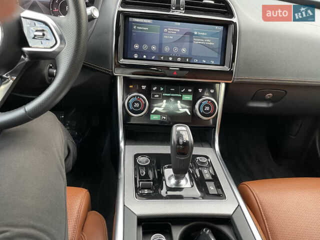 Сірий Ягуар XE, об'ємом двигуна 2 л та пробігом 42 тис. км за 29999 $, фото 6 на Automoto.ua