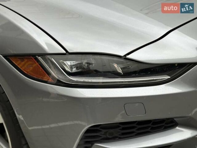 Серый Ягуар XE, объемом двигателя 2 л и пробегом 95 тыс. км за 21500 $, фото 16 на Automoto.ua